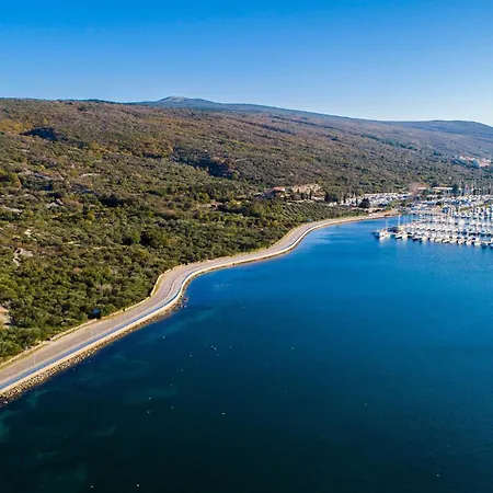 2 Bedroom Awesome In Holiday home *