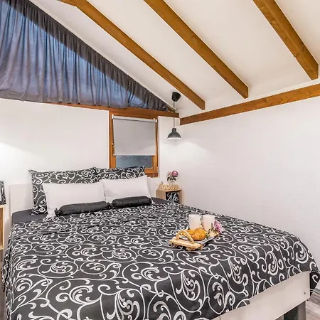 Holiday home 2 Bedroom Awesome In Punat